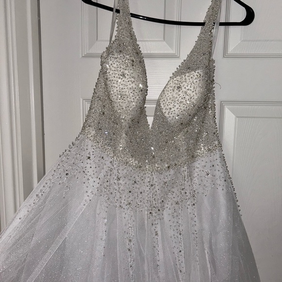 Wedding dress - Picture 2 of 7